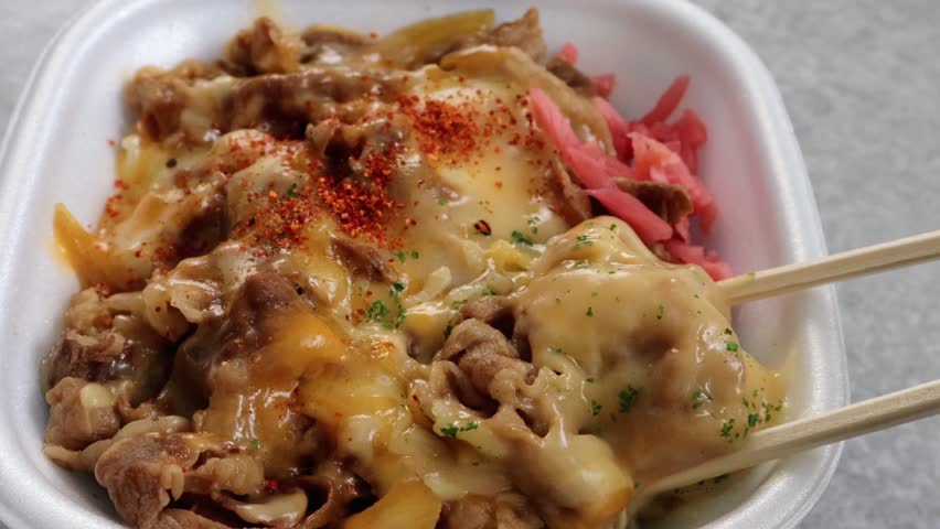 Video of eating cheese beef bowl