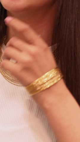 Gold Jewelry Set: A Luxurious Ensemble
This video showcases a stunning 21k gold bracelet and necklace set, highlighting their intricate design and brilliant shine on a model.