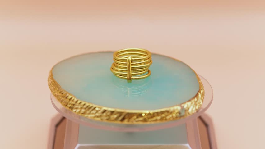 Unique 21k Gold Ring: A Fusion of Modernity and Classic Gold
This captivating 21k gold ring features a unique design with multiple, free-moving bands that create a kinetic, sculptural effect. 