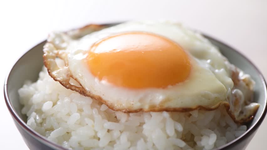 Fried eggs made with fresh eggs
