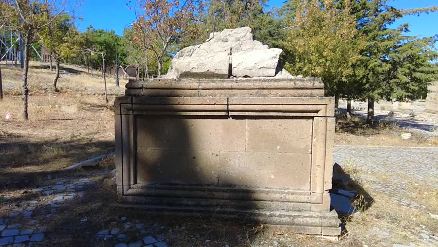 After the destruction, only fragments remained of the sculpture.