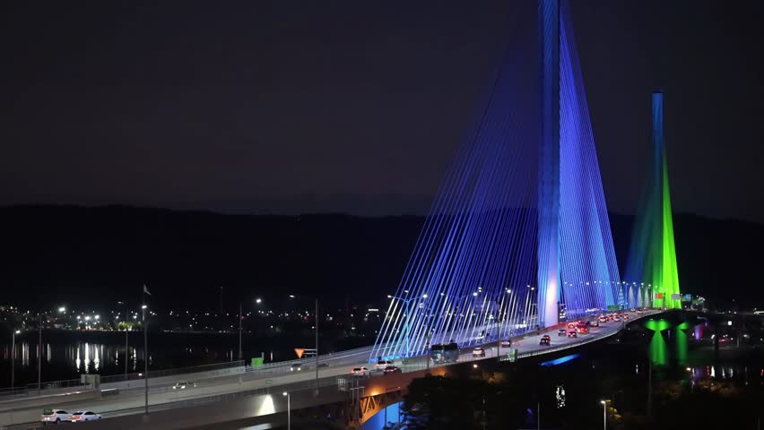 Godeok Topyeong Bridge, the Han River Bridge in Seoul, Korea, and the lights of passing cars