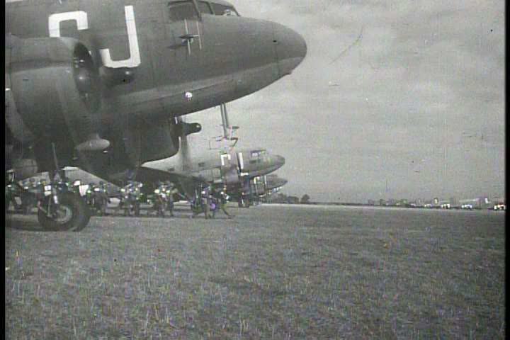 1940s - Airborne troops lead in the invasion of Holland during World War Two.