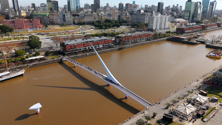 Aerial establishing fly Women