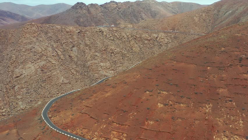 Discover the stunning landscapes of Fuerteventura with this aerial footage of the road leading to the Barranco del Aceituno viewpoint. A breathtaking journey through volcanic scenery and natural beaut