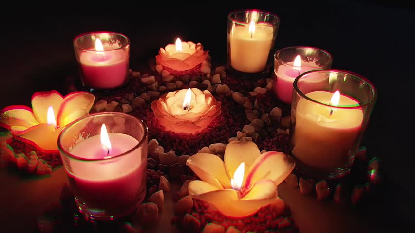 Little touch of magic ✨ Glowing candles in different shapes and colors create a beautiful atmosphere. Underneath, stones arranged like a flower highlight the play of light and color even more.