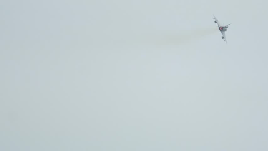 Mirage 2000 performs an impressive turn during aerial display at local airshow