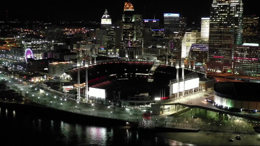 This stunning video footage is a cinematic visual masterpiece, capturing the panorama of the Charlotte, North Carolina metropolis during its most dramatic transition: the moment dusk yields to night