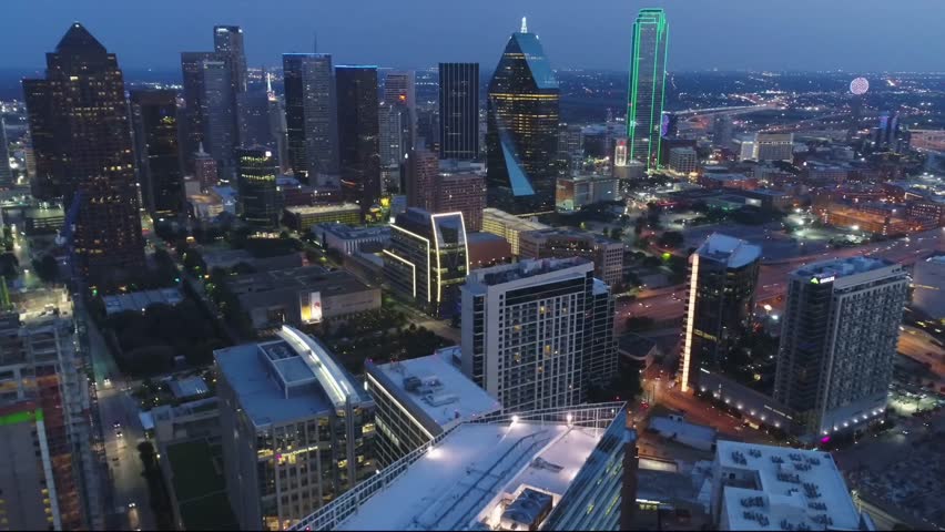 This stunning video footage is a cinematic visual masterpiece, capturing the panorama of the Charlotte, North Carolina metropolis during its most dramatic transition: the moment dusk yields to night