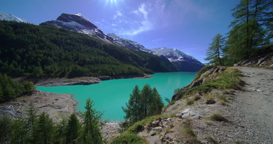 Relax on the Place-Moulin lake.