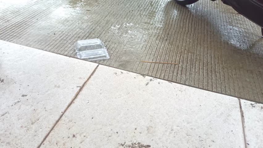 empty plastic packaging that makes noise when raindrops fall on it
