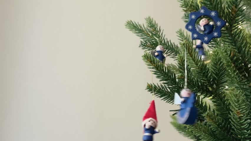 Charming horizontal footage featuring handcrafted blue red ornaments in gentle motion on an Weihnachten evergreen tree. Great for website backdrops, wide screen displays, or seasonal promotions.