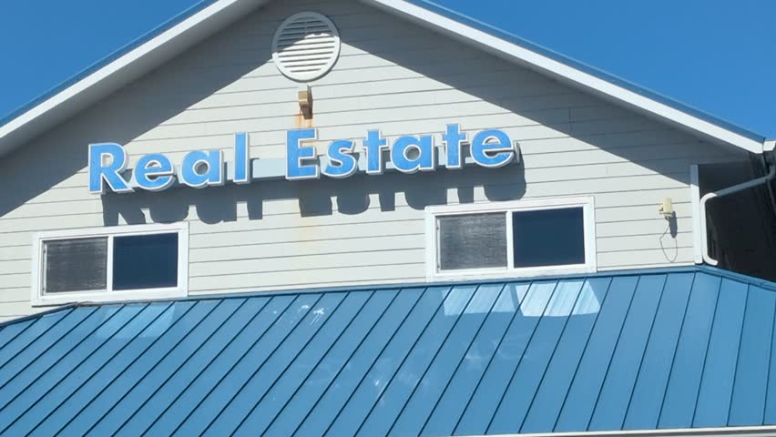 Brookings, Oregon – September 10, 2025
A 4K up-close video of a large blue “Real Estate” sign mounted high on a gray building, representing local business and realty branding in Oregon.
