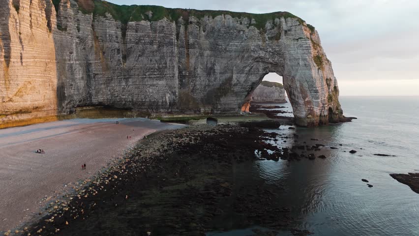 Drone glides through Étretat’s iconic sea arch. Stunning aerial 4K footage reveals the beauty of Normandy’s cliffs like never before.
