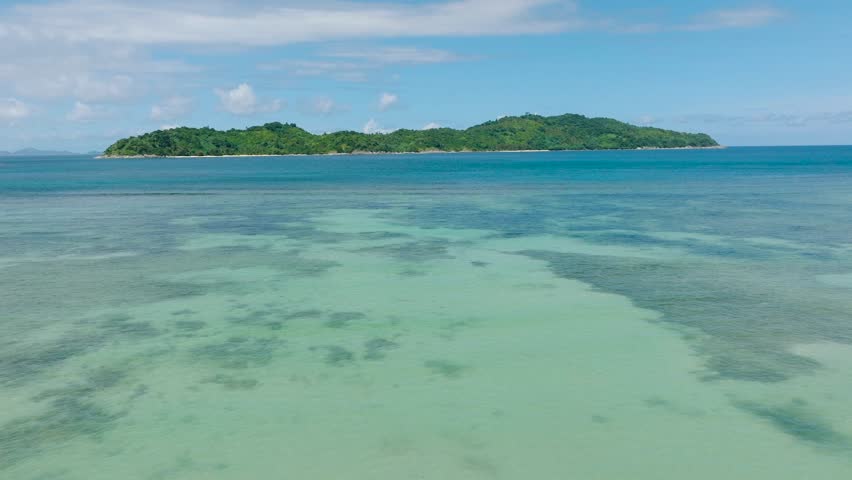 Clear turquoise sea waters around Cagbuli Island. El Nido, Palawan. Philippines.