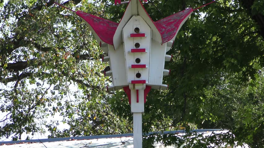 Big birdhouse on a pole in nice neighbour mix 2 in 1