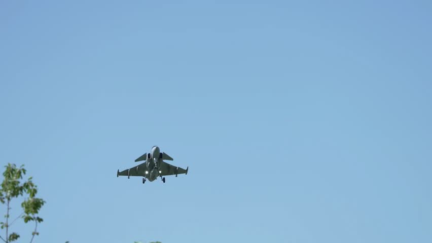 GRIPEN JET FLYING OVERHEAD (Saab JAS 39, Gripen, airshow)