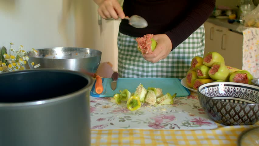 The video shows the process of preparing fresh figs in a cozy kitchen, showcasing various cutting tools, mixing bowls, and a wellorganized cooking setup essential for this task