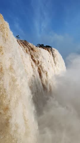 Fuerte caida de Agua Cascada