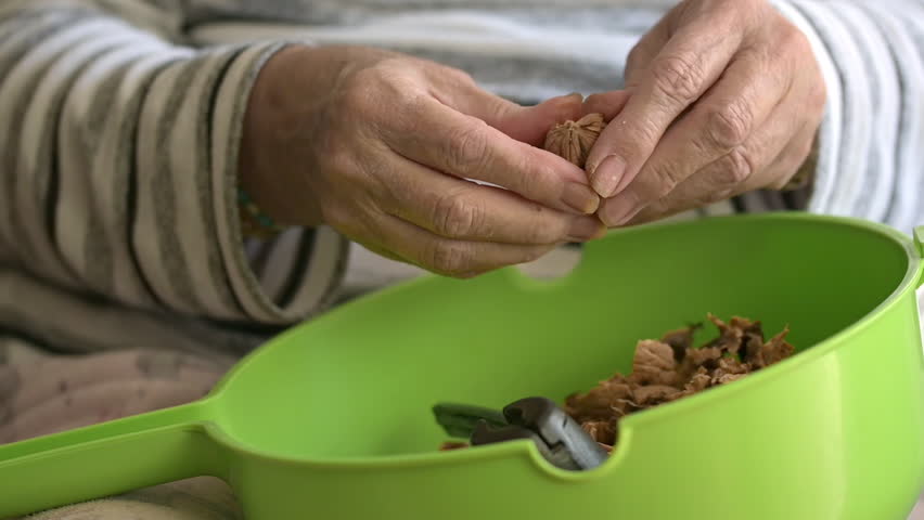 The Woman Who Breaks Walnuts Eats With An Appetite