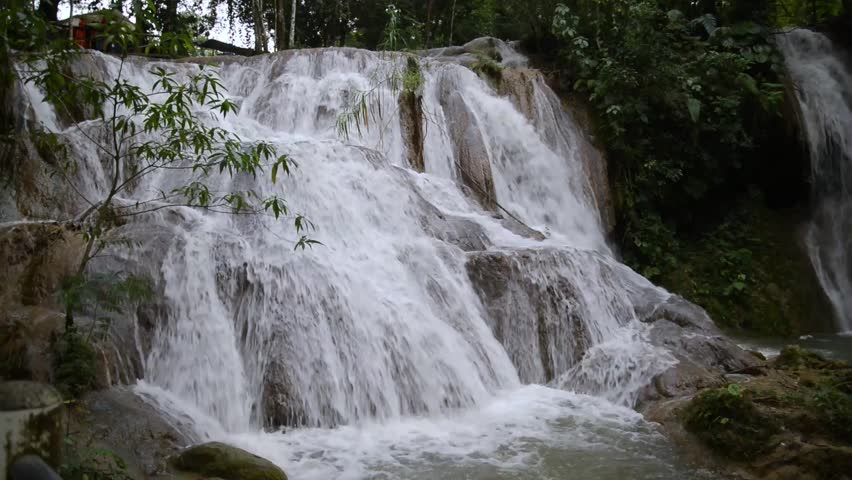 Cascadas de agua azul wide shot