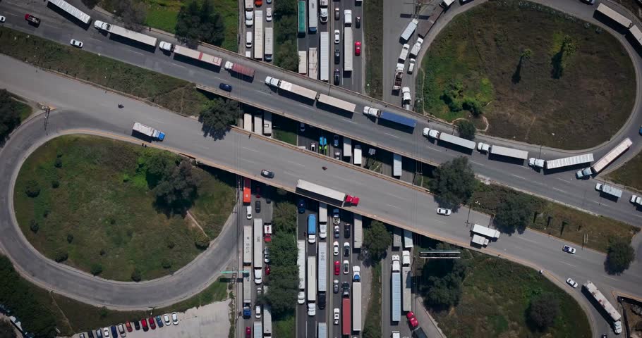 Static top-down aerial drone view showing vehicle movement and traffic flow on the Mexico–Querétaro Highway at the exit of Mexico City, highlighting transport patterns and infrastructure.