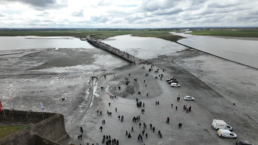 Timelapse of Mont Saint-Michel — crowds flow toward the island, capturing the rhythm of this iconic site.
