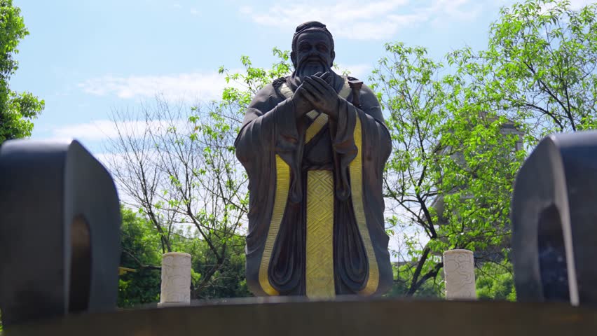 Offer incense to pay respects to Confucius