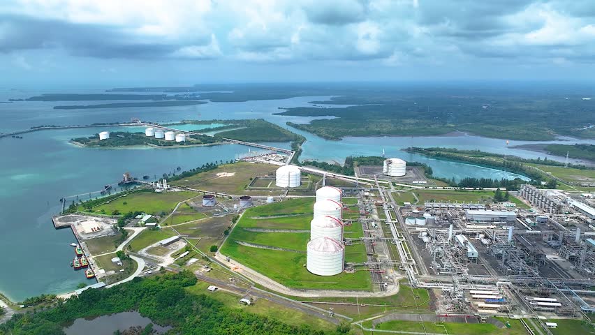 The massive LNG plant in Bontang, Indonesia, seen from the air. Surrounded by the sea and green spaces, this energy complex is a vital part of the nation's economy.