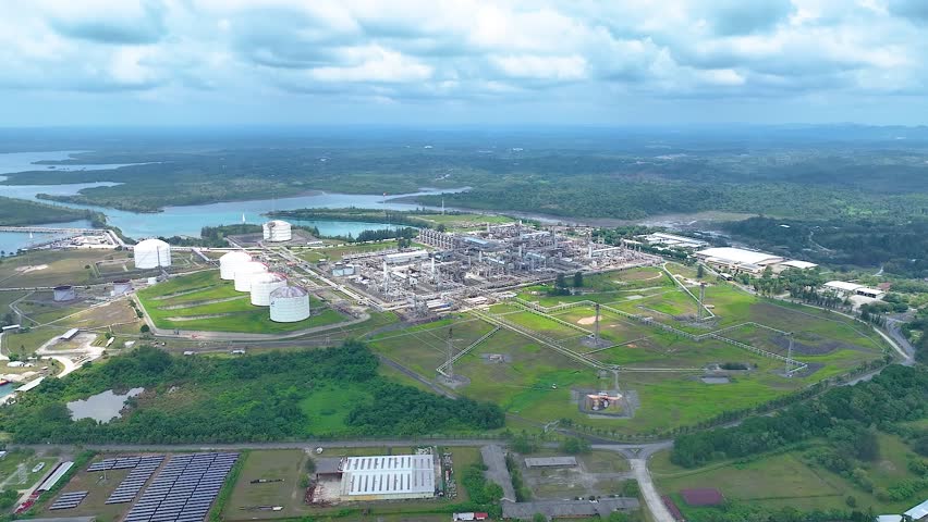 The massive LNG plant in Bontang, Indonesia, seen from the air. Surrounded by the sea and green spaces, this energy complex is a vital part of the nation's economy.