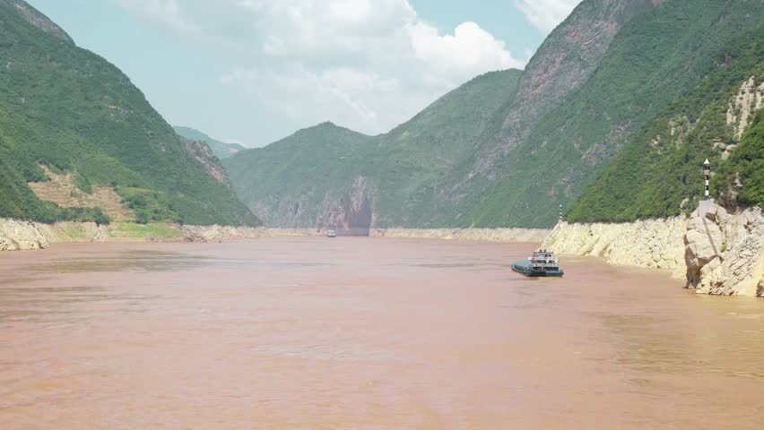  A breathtaking view of the Qutang Gorge, the shortest yet most dramatic of the Three Gorges. Sheer cliffs and the powerful Yangtze River create a stunning landscape.