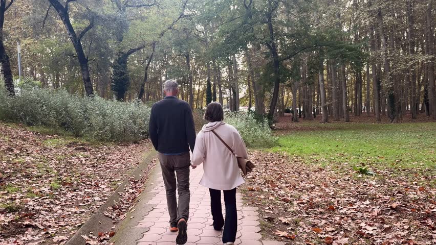 Couple Walking in Parc de la Devesa, Girona – Autumn Lifestyle Outdoors