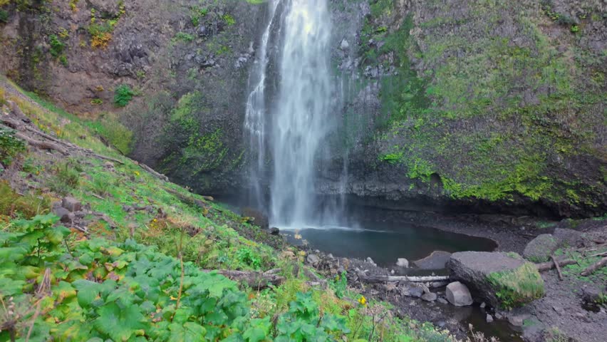 A spectacular view of the colossal, two-tiered Multnomah Falls, spanning the upper and lower cascades within the stunning Columbia River Gorge National Scenic Area in Oregon