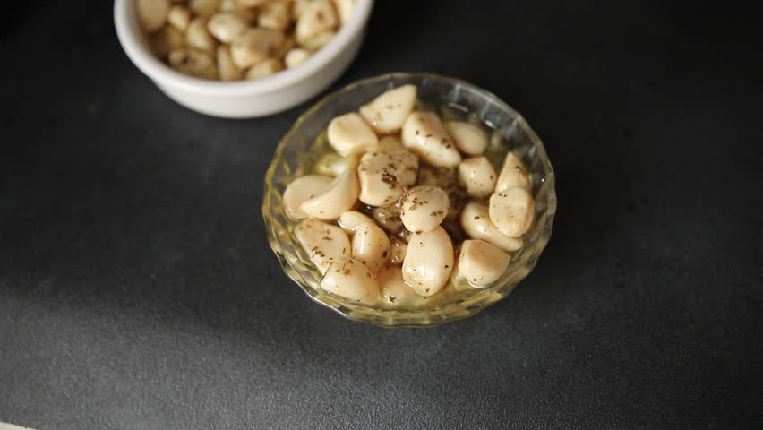 Garlic slices in flavored oil roasted garlic slice in oil fast food natural tasty appetizer fresh delicious gourmet food background on the table rustic top view copy space vegetarian or vegan food