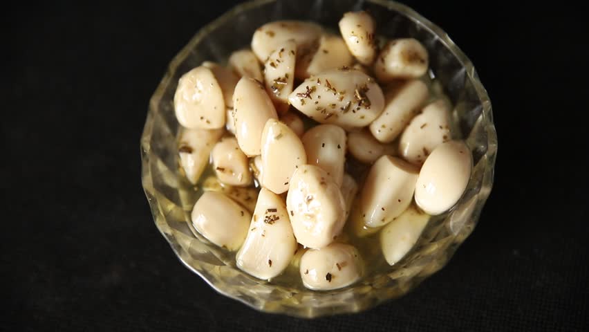 Garlic slices in flavored oil roasted garlic slice in oil fast food natural tasty appetizer fresh delicious gourmet food background on the table rustic top view copy space vegetarian or vegan food