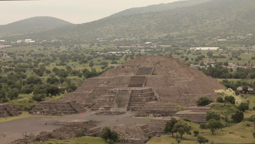 Long shot of the Pyramid of the Sun at Teotihuacan in Mexico, showcasing the grandeur of this historic Mesoamerican city under daylight.