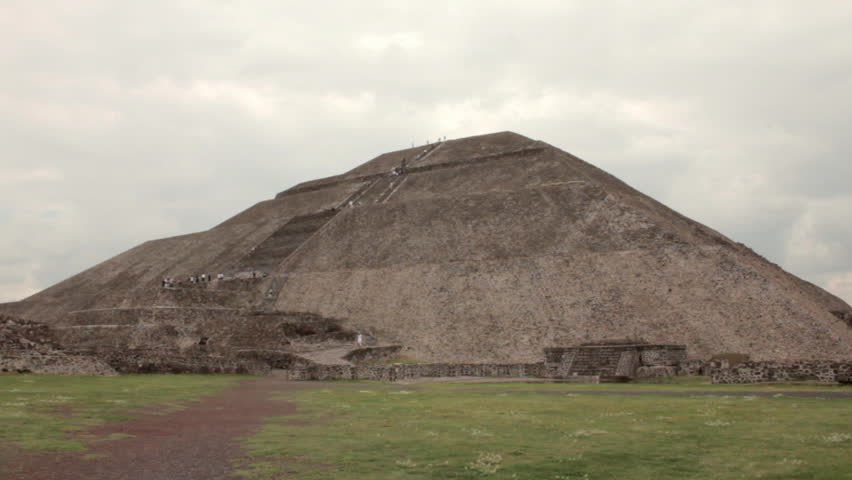 Long shot of the Pyramid of the Sun at Teotihuacan in Mexico, showcasing the grandeur of this historic Mesoamerican city under daylight.