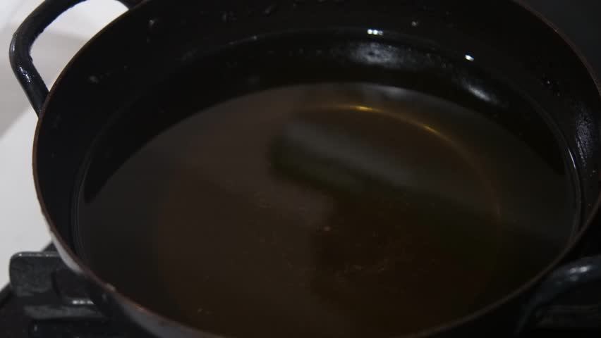 The process of frying okra tempura.