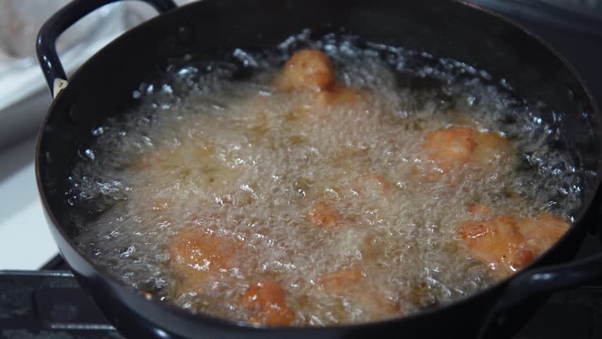 The process of frying fried chicken