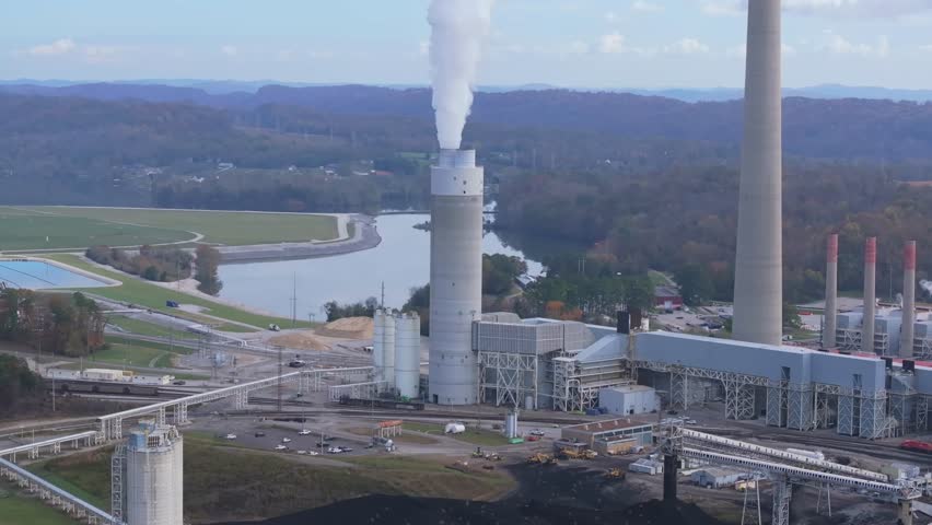 Coal plant in Kingston, Tennessee with billowing smokestacks