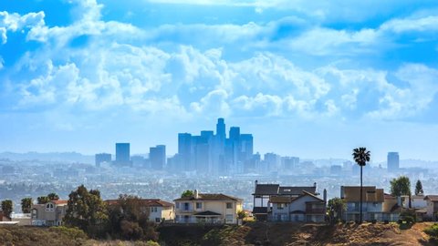 Beautiful white clouds over Los Angeles city skyline. Timelapse. Vídeo Stock