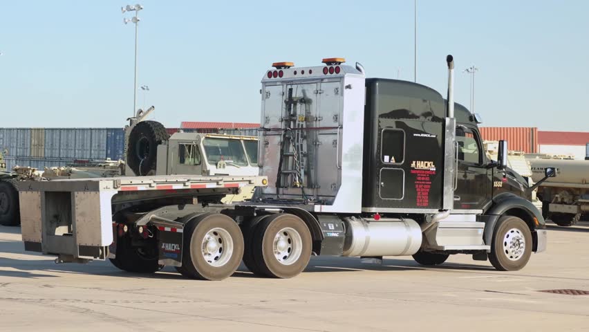 The soldiers of the Field Artillery Regiment are loading vehicles onto trucks for transport.
United States, 10.16.2025.