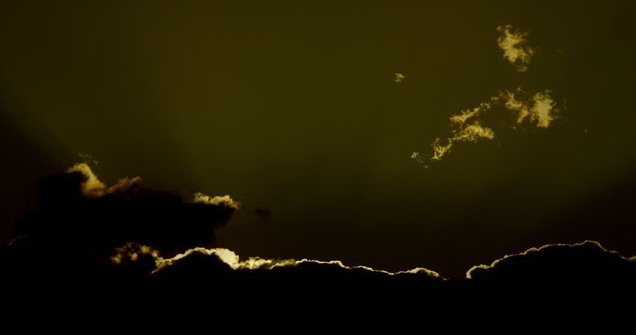 Dreamy rags of photogenic fractus clouds and attractive bands of cloud iridescence.