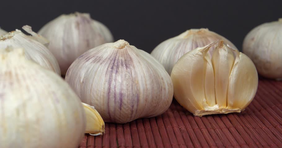 Garlic - vegetable with many beneficial properties for health. Antiseptic, fights microbes and pathogens, indicated for viral diseases