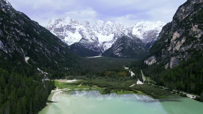 A very beautiful lake placed in the Alps, an extraordinary landscape.