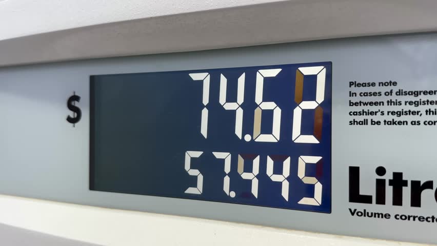 Fuel pump display tracking rising costs.Digital fuel pump screen counts liters and total price in real time, emphasizing fuel savings, oil price fluctuations and the impact of the ongoing energy risis