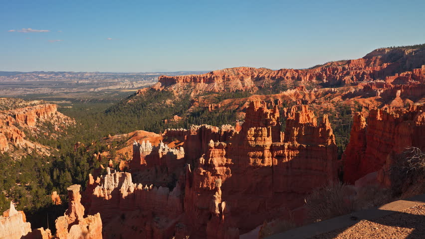 Bryce Canyon National Park in Utah viewed from Sunset Point. Bryce Canyon is a collection of giant natural amphitheaters along the eastern side of the Paunsaugunt Plateau