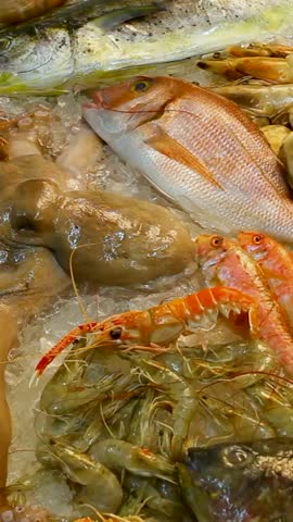 Fish market with fish and shellfish.