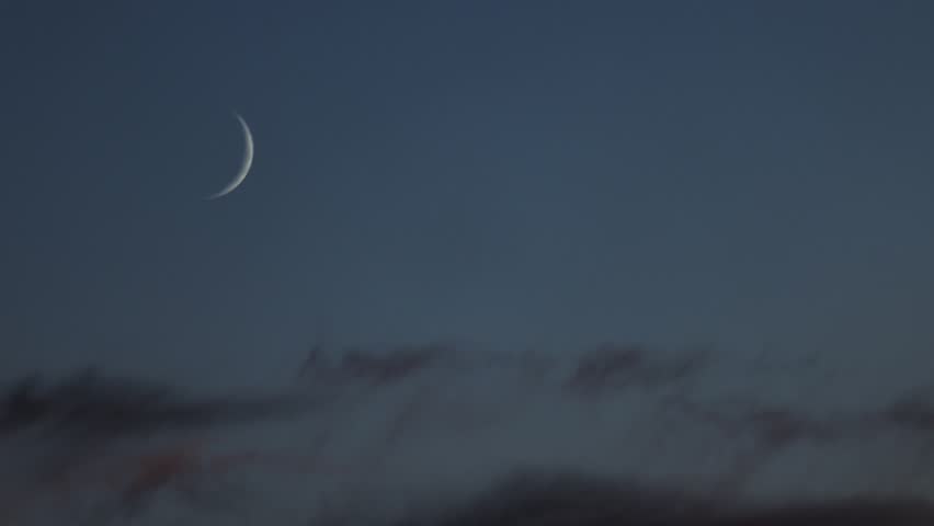 8K 59.94 fps Time-Lapse Crescent Moon Tracking Across Darkening Twilight Sky with Low Clouds (UHD)