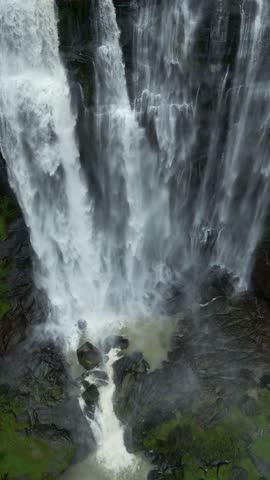 Stunning nature, tropical forests, mountains, waterfalls, rivers, beautiful beaches, fog and low clouds, sunrises and sunsets, and lakes – this is Sri Lanka.